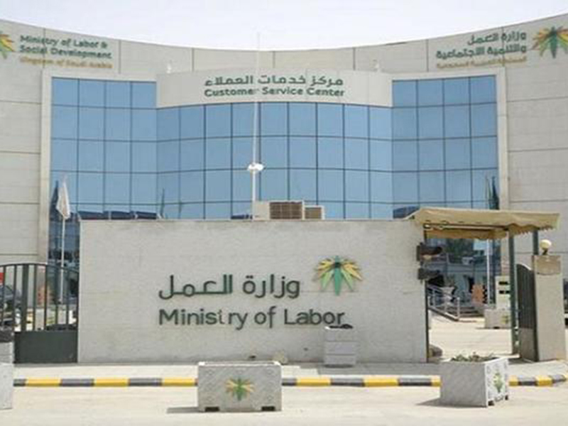 اضغط لمشاهدة الفيديو: العمل تتفاعل مع بلاغ نوم عامل على أحد الأرصفة، وتتوعد شركته